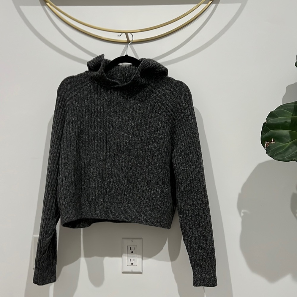 Hooded dark grey sweater cropped
